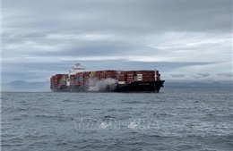 Canada khắc phục sự cố cháy tàu container chở hóa chất ngoài khơi
