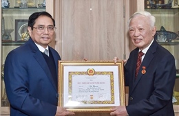 Trao tặng Huy hiệu 60 năm tuổi Đảng cho nguyên Phó Thủ tướng Vũ Khoan
