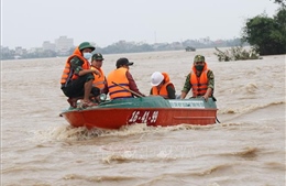 Phú Yên: Cứu hộ thành công 6 người mắc kẹt trên các cồn cát giữa sông Ba