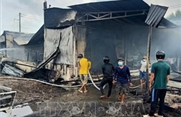 Xe chở dầu bất ngờ bốc cháy, 4 căn nhà bị thiêu rụi hoàn toàn
