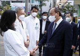 Chủ tịch nước Nguyễn Xuân Phúc thăm, động viên lực lượng y tế tại Đà Nẵng 