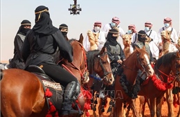 Lần đầu tiên phái đẹp tham gia Lễ hội Lạc đà tại Saudi Arabia