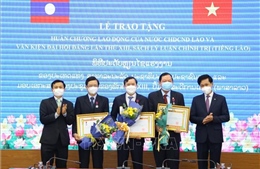 Trao tặng Huân chương Lao động của Lào cho cán bộ, chuyên gia Việt Nam