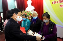 Trao quà Tết cho gia đình chính sách, công nhân, hộ nghèo tại Thái Bình