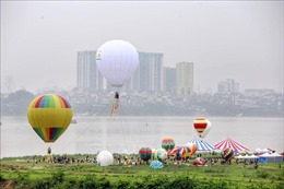 Xem khinh khí cầu bay trên bãi sông Hồng
