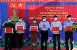 Phó Thủ tướng Phạm Bình Minh thăm, tặng quà người dân biên giới Bình Phước