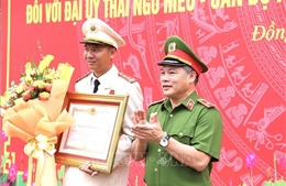 Trao Huân chương Dũng cảm tặng Đại úy Thái Ngô Hiếu 