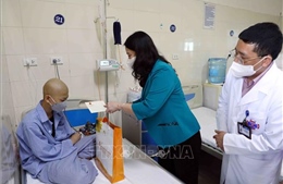 Phó Chủ tịch nước Võ Thị Ánh Xuân thăm các bệnh nhi đang điều trị ung thư