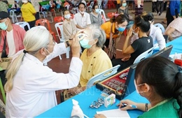Bác sĩ Việt Nam khám, phát thuốc và tặng quà cho người dân tại Lào