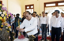Chủ tịch nước Nguyễn Xuân Phúc dâng hương tưởng niệm Cố Thủ tướng Võ Văn Kiệt
