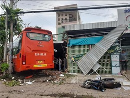 Cà Mau: Xe khách Phương Trang lao vào quán cà phê, 5 người thương vong