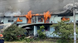 Cập nhật vụ cháy lớn tại KCN Phú Tài: Cháy sang nhà kho và khu văn phòng