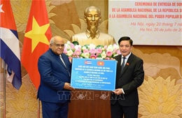 Bàn giao quà tặng của Quốc hội Việt Nam tặng Quốc hội Cộng hòa Cuba