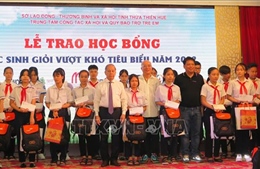 Thừa Thiên - Huế: Trao học bổng cho học sinh nghèo vượt khó