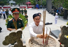 Phó Thủ tướng Phạm Bình Minh dâng hương tại Nghĩa trang Liệt sỹ Quốc gia Vị Xuyên