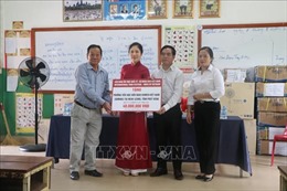 Những món quà thiết thực tặng học sinh Trường Tiểu học Hữu nghị Khmer Việt Nam tại Campuchia
