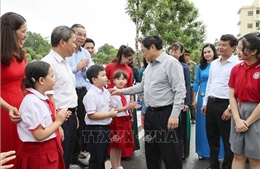 Thủ tướng thăm thầy và trò cụm liên trường thành phố Lào Cai 