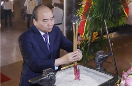 Chủ tịch nước Nguyễn Xuân Phúc dâng hương tại Khu văn hoá tưởng niệm Bác Hồ 