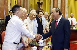 Chủ tịch nước Nguyễn Xuân Phúc gặp mặt thân mật các cán bộ trực tiếp phục vụ, bảo vệ Bác Hồ