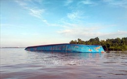 TP. Hồ Chí Minh: Tàu lật úp sau va chạm trên sông Soài Rạp