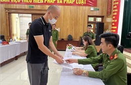 Hà Nội: Phạm nhân được đặc xá xúc động khi nhận căn cước công dân