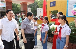 Thủ tướng thăm và kiểm tra công tác chuẩn bị khai giảng tại Phú Thọ 