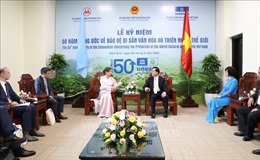 Chủ tịch Ủy ban Quốc gia UNESCO Việt Nam trao đổi làm việc với Tổng Giám đốc UNESCO