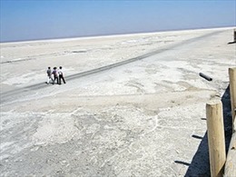 Hồ nước lớn nhất Trung Đông &#39;kêu cứu&#39;