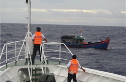 Tàu Hải quân kịp tời hỗ trợ tàu cá của ngư dân Quảng Ngãi bị hỏng máy