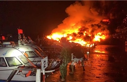 Cháy tại bến thuyền du lịch Cửa Đại lúc rạng sáng, 3 tàu vỏ gỗ và 5 ca nô bị thiêu rụi