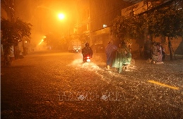 Nhiều tuyến đường trung tâm Đà Nẵng bị ngập, nước tràn vào nhà dân