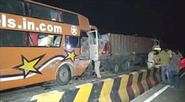 Ấn Độ: Xe buýt va chạm với xe tải khiến ít nhất 15 người thiệt mạng