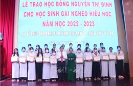 Bến Tre trao học bổng Nguyễn Thị Định cho 200 nữ sinh nghèo, vượt khó học giỏi