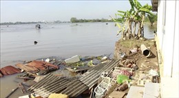 Sạt lở ở Vĩnh Long, 13 căn nhà rơi xuống sông