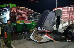 Xe khách giường nằm tông xe tải ở Bình Phước, hàng chục người bị thương