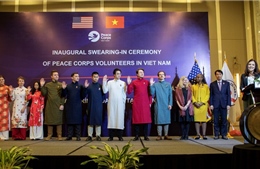 Tình nguyện viên Hoa Kỳ mặc áo dài Việt Nam trong lễ tuyên thệ
