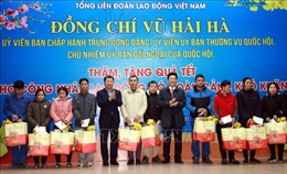 Tặng quà Tết cho công nhân khó khăn, hộ nghèo, gia đình chính sách tỉnh Nam Định