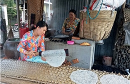 Rộn ràng làng bánh tráng trăm tuổi Thuận Hưng 