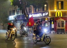 Cổ động viên Thủ đô đổ ra đường mừng chiến thắng của đội tuyển Việt Nam