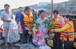 Cần Thơ: Tặng quà Tết cho tiểu thương chợ nổi Cái Răng