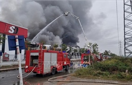 Cháy lớn tại công ty linh kiện điện tử ở Khu công nghiệp Quế Võ