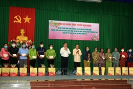 Trưởng Ban Tuyên giáo Trung ương trao quà cho hộ nghèo, công nhân tại Đồng Tháp