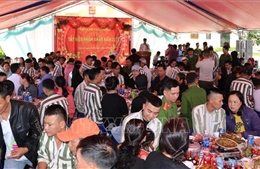 Trại giam Gia Trung tổ chức bữa cơm tất niên cho 3.300 phạm nhân