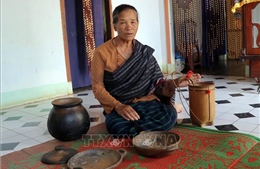 Nữ nghệ nhân gần 70 tuổi giữ nghề làm gốm của đồng bào Chu Ru