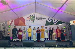 Áo dài Việt Nam khoe sắc tại Lễ hội đa văn hóa Canberra 