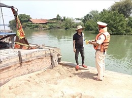 Tạm giữ phương tiện vận chuyển cát trái phép trên sông Đồng Nai
