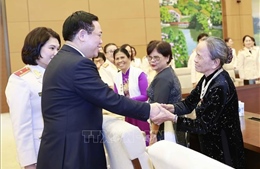 Chủ tịch Quốc hội Vương Đình Huệ gặp mặt đại biểu phụ nữ Công an nhân dân
