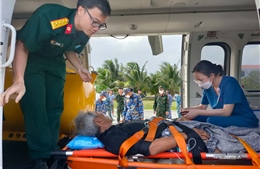 Trực thăng EC 225 đưa ngư dân từ đảo Song Tử Tây vào bờ chữa trị bệnh