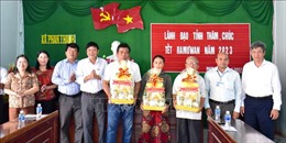 Lãnh đạo tỉnh Bình Thuận thăm, chúc Tết Ramưwan của đồng bào Chăm Bà Ni