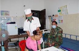 Khám bệnh, tặng quà cho người dân xã biên giới Đắk Đam